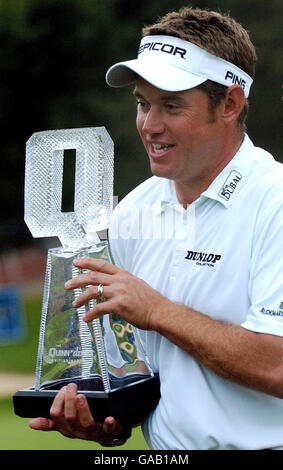 Golf - Quinn Direct British Masters - quatrième jour - le beffroi.Lee Westwood en Angleterre avec le Trophée après avoir remporté les Quinn Direct British Masters au Belfry, Wilshaw, Sutton Coldfield. Banque D'Images