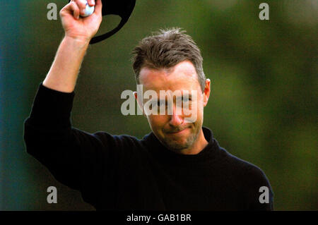 Golf - Quinn Direct British Masters - quatrième jour - le beffroi.Mark Foster, en Angleterre, lève sa casquette après le Quinn Direct British Masters au Belfry, Wilshaw, Sutton Coldfield. Banque D'Images