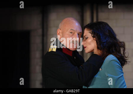 Patrick Stewart joue le rôle de Macbeth aux côtés de Kate Fleetwood, jouant Lady Macbeth, lors d'une répétition au théâtre Gielgud à Shaftesbury Avenue, dans le centre de Londres. Banque D'Images