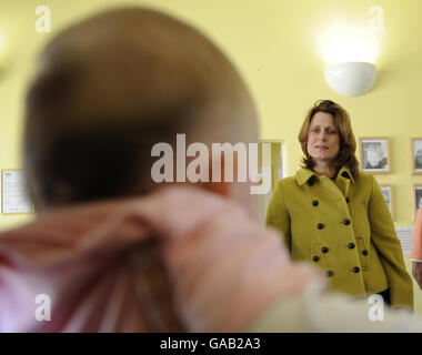 L'épouse du Premier ministre Sarah Brown lors d'une visite au Centre pour enfants Kinson et West Howe à Bournemouth. Banque D'Images