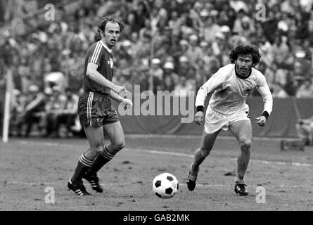 Football - coupe du monde 1974 Allemagne de l'Ouest - deuxième tour - Allemagne de l'Ouest / Pologne - Waldstadion, Francfort.Paul Breitner (r) d'Allemagne de l'Ouest passe devant Grzegorz Lato (l) de Pologne Banque D'Images