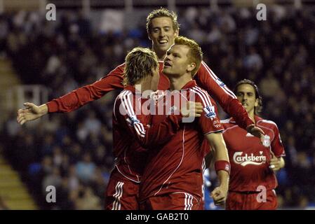 Fernando Torres de Liverpool (à gauche) célèbre avec les coéquipiers John Arne Riise et Peter Crouch (haut) après avoir obtenu le cinquième but du match. Banque D'Images