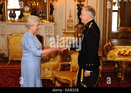 La reine Elizabeth II lors de la réception des Queen's Awards for Excellence à Buckingham Palace, Londres. Banque D'Images