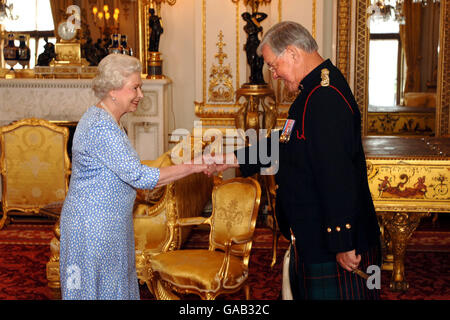 La reine Elizabeth II lors de la réception des Queen's Awards for Excellence à Buckingham Palace, Londres. Banque D'Images