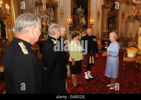 La reine Elizabeth II lors de la réception des Queen's Awards for Excellence à Buckingham Palace, Londres. Banque D'Images