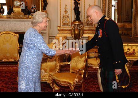 La reine Elizabeth II lors de la réception des Queen's Awards for Excellence à Buckingham Palace, Londres. Banque D'Images