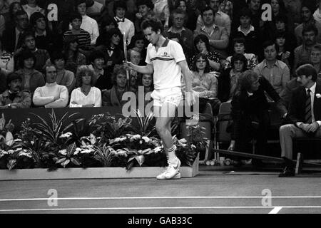 Tennis - Benson and Hedges Championships - Wembley - des célibataires Final - John McEnroe v Jimmy Connors Banque D'Images