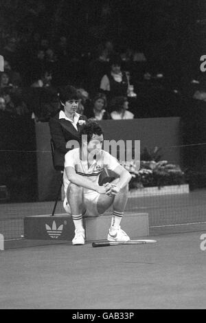 Tennis - Championnats Benson and Hedges - finale hommes - John McEnroe contre Jimmy Connors - Wembley Arena.John McEnroe s'en prend à la plate-forme d'un juge en ligne après qu'une décision lui a été rendue. Banque D'Images