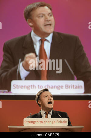 Ed Balls, secrétaire d'État à l'enfance, à l'école et à la famille, s'adresse à la Conférence du Parti travailliste de 2007 au Centre international de Bournemouth, à Dorset. Banque D'Images