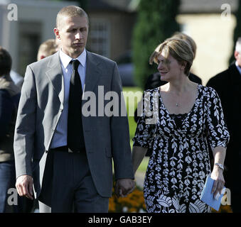 Funérailles McRae.Alister McRrae arrive pour les funérailles de Colin McRae et de son fils Johnny à East Chapel, le crématorium de Daldowie. Banque D'Images