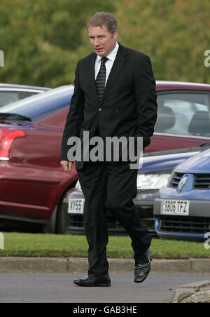 Ally McCoist arrive pour les funérailles de Colin McRae et de son fils Johnny à East Chapel, au crématorium de Daldowie. Banque D'Images