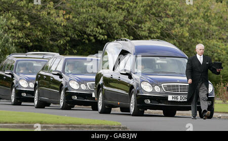 Le corbillard arrive pour les funérailles de Colin McRae et de son fils Johnny à East Chapel, le crématorium de Daldowie. Banque D'Images