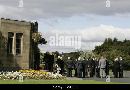 Les amateurs de deuil arrivent pour les funérailles de Colin McRae et de son fils Johnny à East Chapel, au crématorium de Daldowie. Banque D'Images