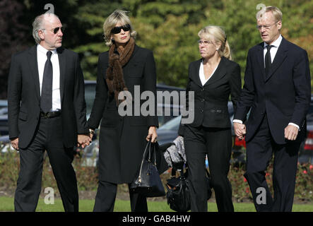 Dave Richards (président de Pro-Drive) avec couple à droite Ari Vatanen (ancien champion du monde de rallye et coéquipier de Colin à Subaru ) arrive aux funérailles de Colin McRae et de son fils Johnny à East Chapel, Daldowie crématorium Banque D'Images