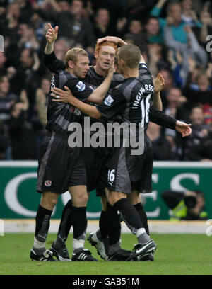 Dave Kitson (au centre) célèbre avec ses coéquipiers le deuxième but de son équipe lors du match de la Barclays Premier League à Fratton Park, Portsmouth. Banque D'Images