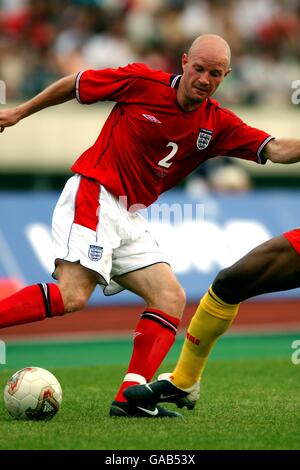 Football international - amical - Angleterre / Cameroun. Danny Mills en action contre le Cameroun Banque D'Images