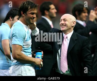 Rugby Union - IRB Rugby World Cup 2007 - Pool D - Irlande / Argentine - Parc des Princes.Le directeur argentin du rugby, les Cusworth (r) avec Juan Martin Hernandez en Argentine au coup de sifflet final Banque D'Images