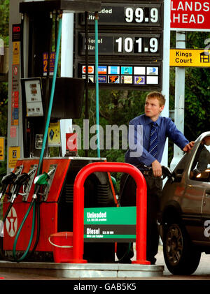 Un automobiliste ravitaillent en carburant dans une station-service à Ashby de la Zouch, Leicester. Les nouveaux prix du carburant sont affichés sur la piste avec du carburant diesel à 1.01 litres et du carburant sans plomb à 99.9 penny par litre. Banque D'Images