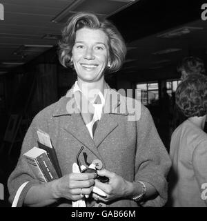 L'actrice canadienne Lois Maxwell et l'aéroport de London Lois est en voyage d'affaires - elle fera des photos d'extérieur à l'aéroport d'Orly, Paris, France d'un nouveau film, au Champagne. Banque D'Images