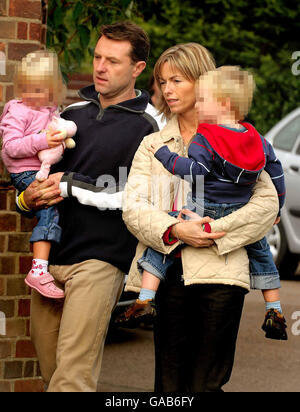 Kate et Gerry McCann avec leurs jumeaux Sean et Amélie photographiés ce matin en chemin vers l'église, à Rothley, Leicestershire.**RESTRICTIONS : les visages de jumeaux ont été pixélisés** Banque D'Images