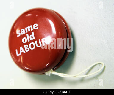 Un yo-yo qui est distribué par les conservateurs lors de la conférence de leur parti tenue aux jardins d'hiver de Blackpool. Banque D'Images