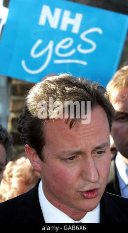 Le chef du parti conservateur David Cameron est vu à Enfield, où il a donné son soutien à la campagne menée par les conservateurs pour sauver les services d'accident et d'urgence et de maternité à l'hôpital Chase Farm, à Londres. Banque D'Images