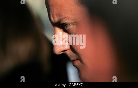 Le chef du parti conservateur David Cameron est vu à Enfield, où il a donné son soutien à la campagne menée par les conservateurs pour sauver les services d'accident et d'urgence et de maternité à l'hôpital Chase Farm, à Londres. Banque D'Images