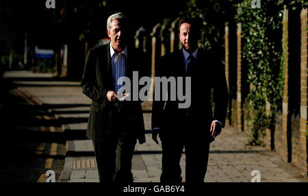 Le chef du parti conservateur David Cameron et le candidat parlementaire d'Enfield North Nick de Bois, à Enfield, où ils ont donné leur soutien à la campagne menée par les conservateurs pour sauver les services d'accident et d'urgence et de maternité à l'hôpital Chase Farm, à Londres. Banque D'Images