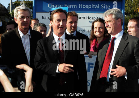 Le chef du parti conservateur David Cameron (au centre) se joint au candidat parlementaire d'Enfield North Nick de Bois (à gauche) et au secrétaire de Shadow Health Andrew Lansley (à droite) à Enfield, où ils ont donné leur appui à la campagne menée par les conservateurs pour sauver les services d'accident, d'urgence et de maternité à l'hôpital Chase Farm de Londres. Banque D'Images