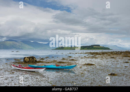 Kayaks de mer sur les rives du Loch Linnhe, l'Écosse. Banque D'Images