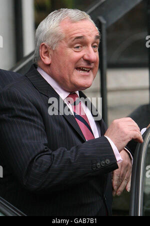 Taoiseach Bertie Ahern quitte le Tribunal Mahon à Dublin après son troisième jour dans la case des témoins. Banque D'Images