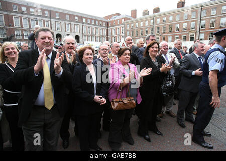 Taoiseach Bertie Ahern quitte le Tribunal Mahon de Dublin à une série d'applaudissements du public. Banque D'Images