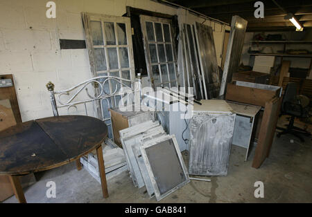 Photo datée du 19/09/2007 d'une vue générale du garage d'une propriété sur le croissant Neuk à Houston qui était le domicile de Bilal Abdullah et de Kafeel Ahmed, les deux hommes liés à l'attaque terroriste de l'aéroport de Glasgow. Sur la photo, on trouve des meubles et d'autres articles de la maison qui ont été entreposés dans le garage et qui sont recouverts de poussière noire pour prendre des empreintes digitales. Banque D'Images