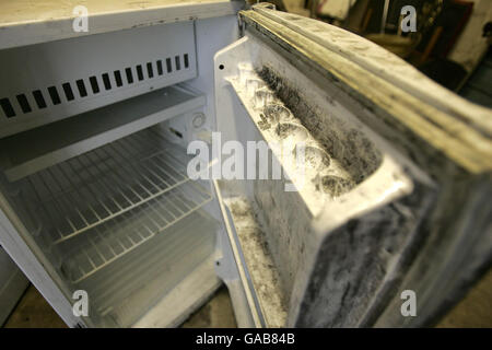 Photo datée du 19/09/2007 de l'intérieur du réfrigérateur entreposé dans le garage d'une propriété sur le croissant Neuk à Houston qui était la maison de Bilal Abdullah et de Kafeel Ahmed, les deux hommes liés à l'attaque terroriste de l'aéroport de Glasgow.La poussière noire qui recouvre le réfrigérateur a été utilisée par la police pour prendre des photos. Banque D'Images