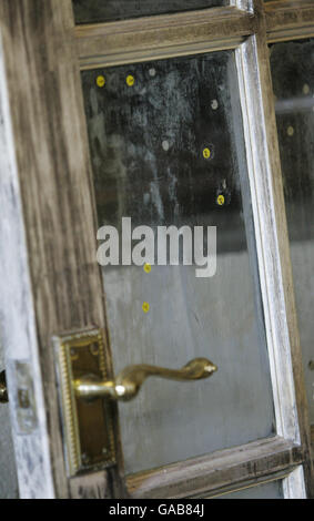 Photo datée du 19/09/2007 d'une partie d'un cadre de porte entreposé dans le garage d'une propriété sur le croissant Neuk à Houston qui était la maison de Bilal Abdullah et de Kafeel Ahmed, les deux hommes liés à l'attaque terroriste de l'aéroport de Glasgow. La porte est recouverte de poussière noire utilisée par la police pour prendre les empreintes digitales et les autocollants jaunes les marquent. Banque D'Images