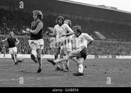 Eric Redrabe (maillot léger), le Winger de Hereford, dirige l'équipe de la troisième division malgré une tentative de Tommy Taylor, moitié centre de West Ham, pour blok IT. Banque D'Images