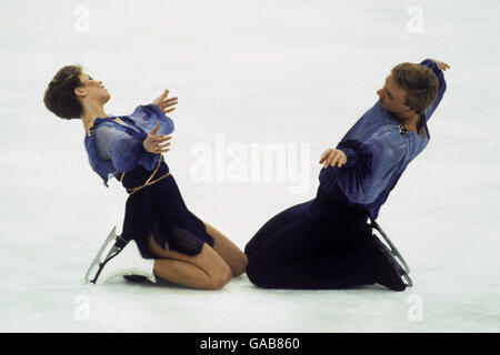 Patinage sur glace - Jeux Olympiques d'hiver - Sarajevo 1984.Jayne Torvill et Christopher Dean, en Grande-Bretagne, ont remporté la médaille d'or de la routine « boléro » Banque D'Images