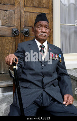 Le Lieutenant Tul Bahadur Pun visite l'École Royale Militaire de la musique Banque D'Images