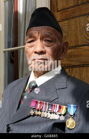 Le Lieutenant Tul Bahadur Pun visite l'École Royale Militaire de la musique Banque D'Images