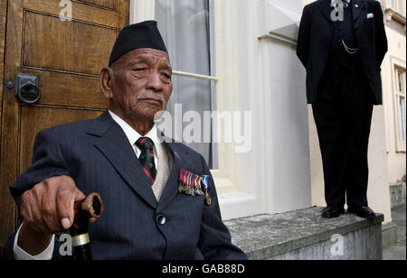 L'ancien lieutenant Gurkha Tul Bahadur Pun, qui a reçu la Croix de Victoria pour ses héroïques pendant la Seconde Guerre mondiale, se trouve à l'extérieur de la Royal Military School of Music de Twickenham, dans le sud-ouest de Londres. Banque D'Images