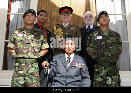 Ancien lieutenant Gurkha Tul Bahadur Pun,Qui a reçu la Croix de Victoria pour ses héroïques pendant la Seconde Guerre mondiale, est flanquée (de gauche) par le musicien Khushiman Gurung, Padam Limbu, Field-Marshall Sir John Chapple, le conseiller Paul Lynch et le musicien Bhagiman Lingden devant la Royal Military School of Music de Twickenham, au sud-ouest de Londres. Banque D'Images