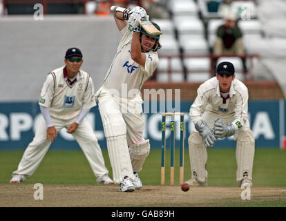 Le Ryan Sidebottom de Notinghamshire conduit pendant la troisième journée du LV County Championship Division Two Match au County Ground, Taunton. Banque D'Images