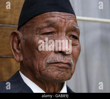 L'ancien lieutenant Gurkha Tul Bahadur Pun, qui a reçu la Croix de Victoria pour ses héroïques pendant la Seconde Guerre mondiale, se trouve à l'extérieur de la Royal Military School of Music de Twickenham, dans le sud-ouest de Londres. Banque D'Images