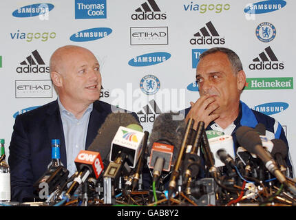 Peter Kenyon, directeur général du club de football de Chelsea (à gauche) présente Avram Grant comme nouveau directeur du club lors d'une conférence de presse à Stamford Bridge, Londres. Banque D'Images