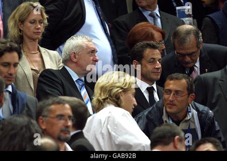 Le président français Nicolas Sarkozy (en partant du centre) observe l’action depuis les tribunes. Banque D'Images