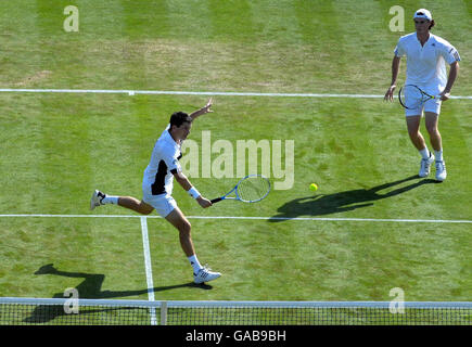 Tim Henman (à gauche) et Jamie Murray, en Grande-Bretagne, en action pendant la deuxième journée de la coupe Davis World Group Play-off au All England Club, Wimbledon. Banque D'Images