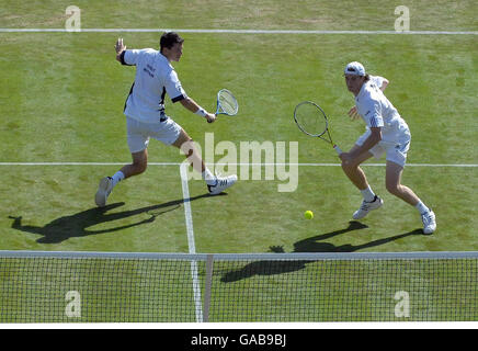 Tim Henman (à gauche) et Jamie Murray, en Grande-Bretagne, en action pendant la deuxième journée de la coupe Davis World Group Play-off au All England Club, Wimbledon. Banque D'Images