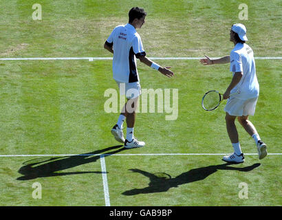 Tim Henman (à gauche) et Jamie Murray en Grande-Bretagne pendant la deuxième journée de la coupe Davis World Group Play-off au All England Club, Wimbledon. Banque D'Images