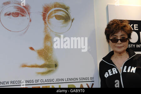 Yoko Ono Visite d'Amnesty International - Londres Banque D'Images