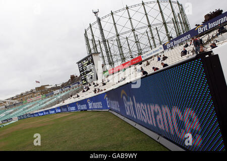 Cricket - Liverpool Victoria County Championship - Division 1 - Surrey / Lancashire - The Brit Oval. La nouvelle signalisation électronique sur le terrain Banque D'Images